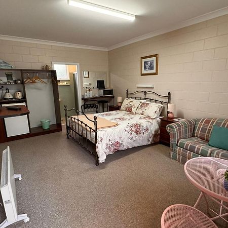 Alpine Country Motel Plus Free Coffee Кума Экстерьер фото