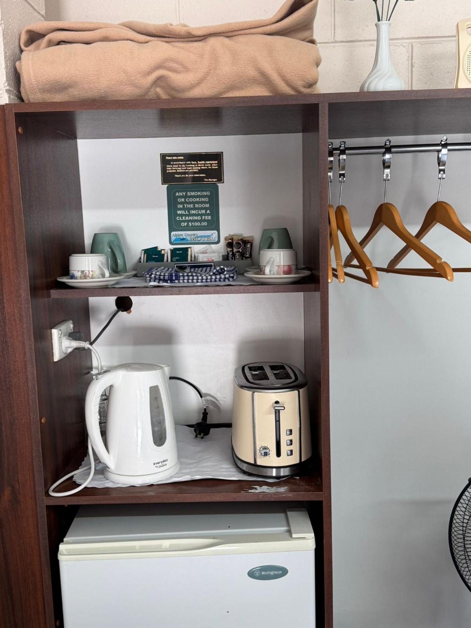 Alpine Country Motel Plus Free Coffee Кума Экстерьер фото